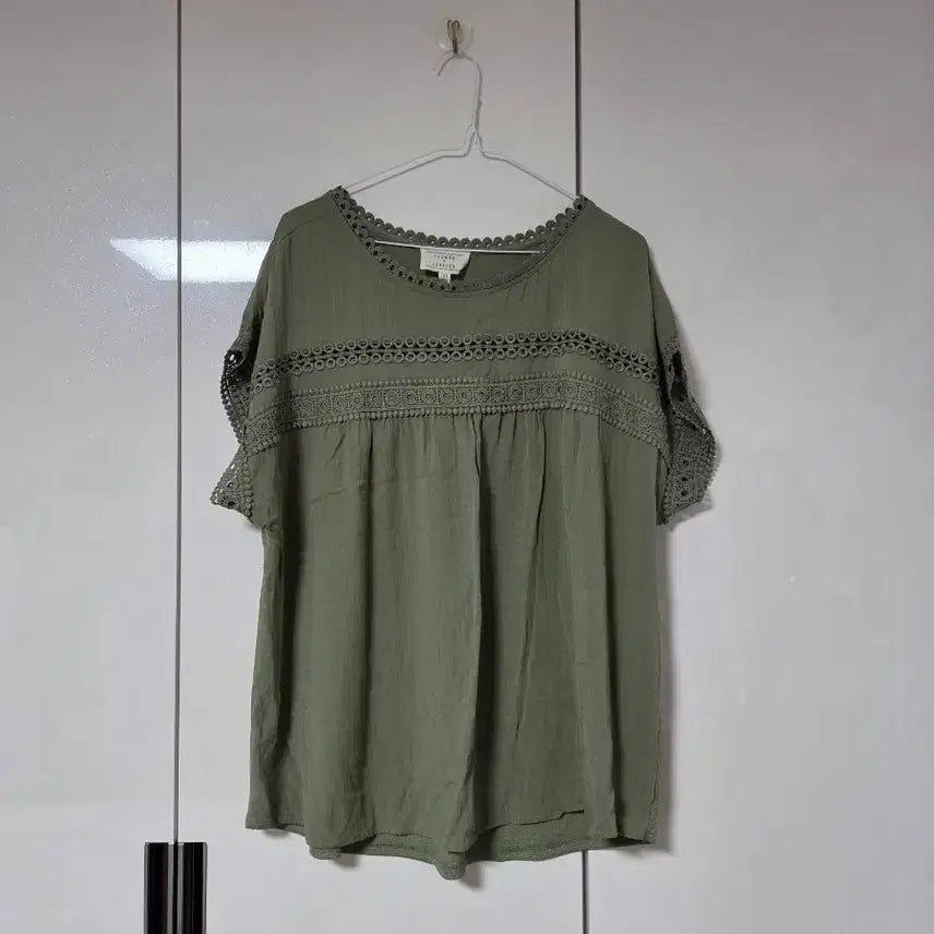 [BUNJANG] Flower & Petaler Olive Green Short Sleeve Lace Blouse / 플라워앤 페터 올리브 그린 레이스 장식 반팔 블라우스