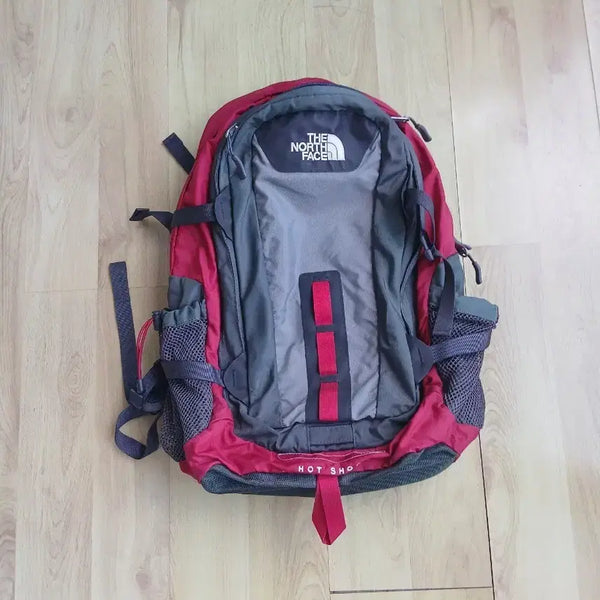 [BUNJANG] The North Face Hot Shot Backpack Red/Gray / 노스페이스 핫샷 백팩 레드/그레이
