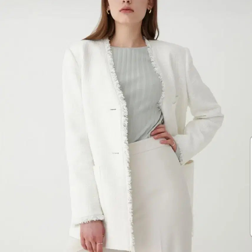 [BUNJANG] LOEUVRE White Collarless Tweed Jacket with Gold Button and Tassel Detail / 루에브르(LOEUVRE) 노카라 트위드 자켓