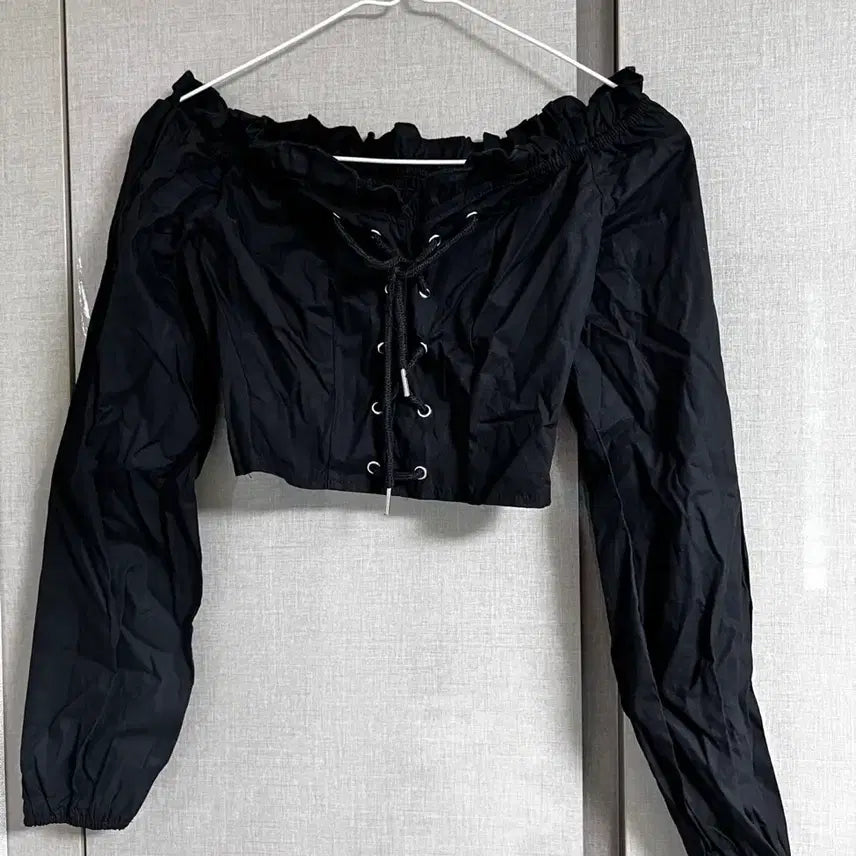 [BUNJANG] Black Off-Shoulder Cropped Lace-Up Blouse with Banding and Shirring / 블랙 오프숄더 크롭 레이스업 블라우스 밴딩 셔링