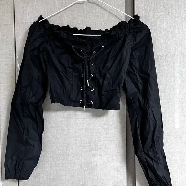 [BUNJANG] Black Off-Shoulder Cropped Lace-Up Blouse with Banding and Shirring / 블랙 오프숄더 크롭 레이스업 블라우스 밴딩 셔링