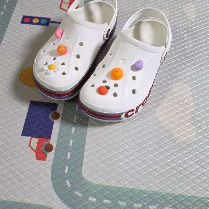 [BUNJANG] Crocs White Sandals J3 Size with Charms / 크록스 흰색 샌들 지비츠 포함J3