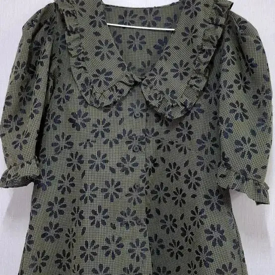 [BUNJANG] Khaki Floral Ruffle Sleeve Blouse / 카키색 꽃무늬 셔링 블라우스