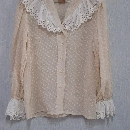 [BUNJANG] Vintage Lace Frill Blouse Beige / 빈티지 레이스 프릴 블라우스 베이지