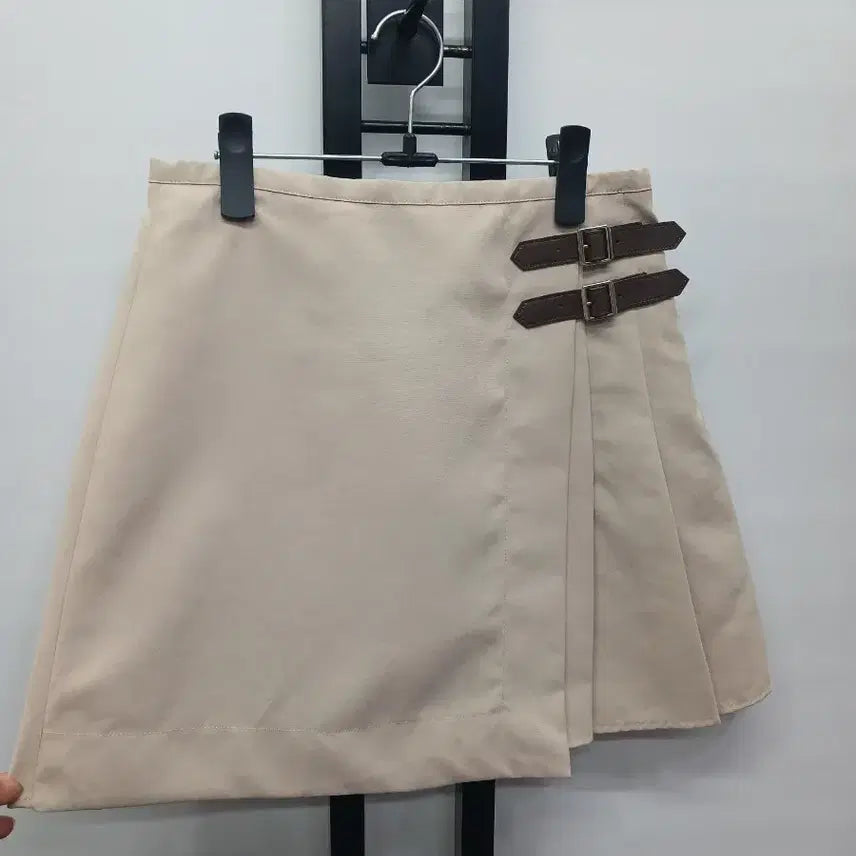 [BUNJANG] Rue Rue Buckle Detail Pleated Wrap Skirt / 22년 루에브르 버클장식 주름랩치마 67-88  1표기 상태우수