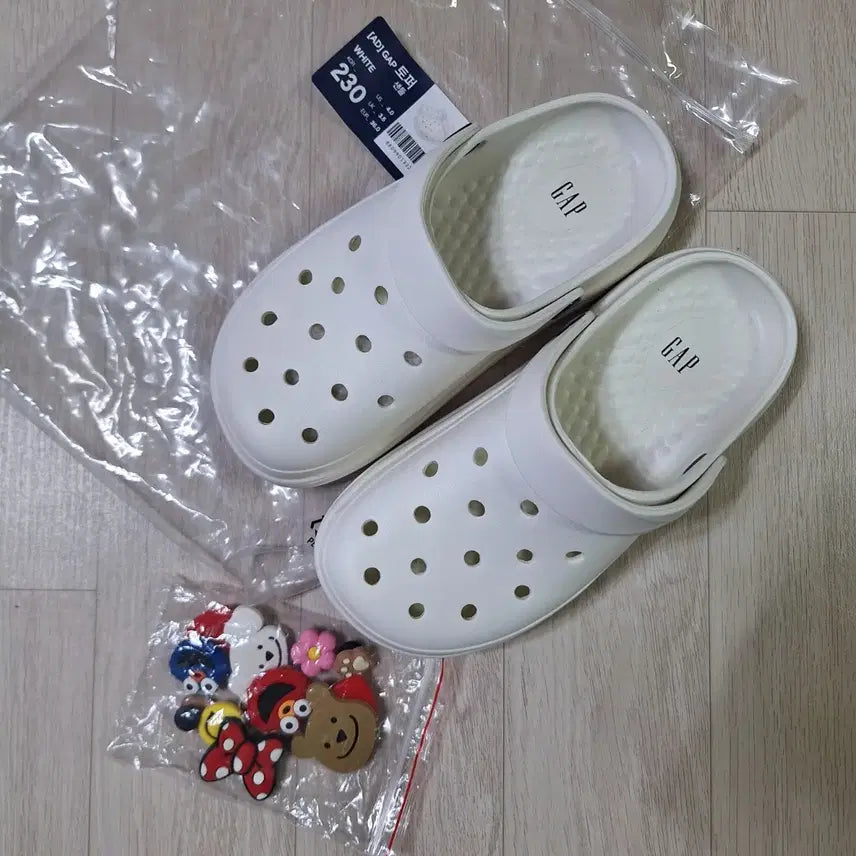 [BUNJANG] GAP Sandals 230mm with Jibbitz / 새상품)  GAP샌들230 + 지비츠 갭샌들