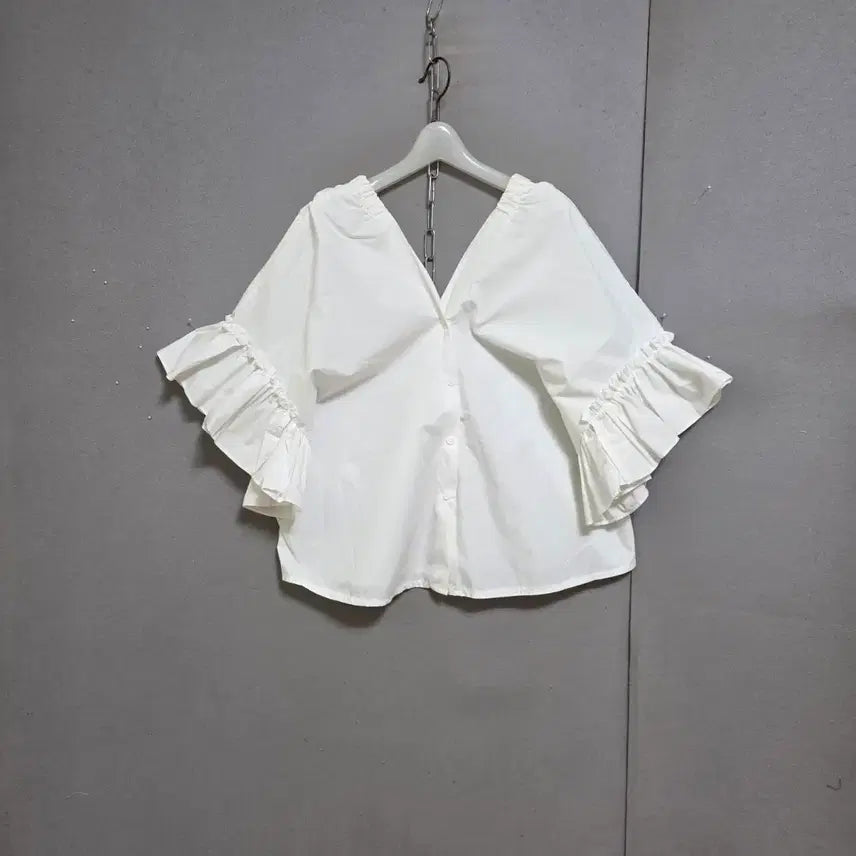 [BUNJANG] V-Neck Loose Fit White Blouse FF / 브이넥 루즈핏 화이트 블라우스 FF   n6163