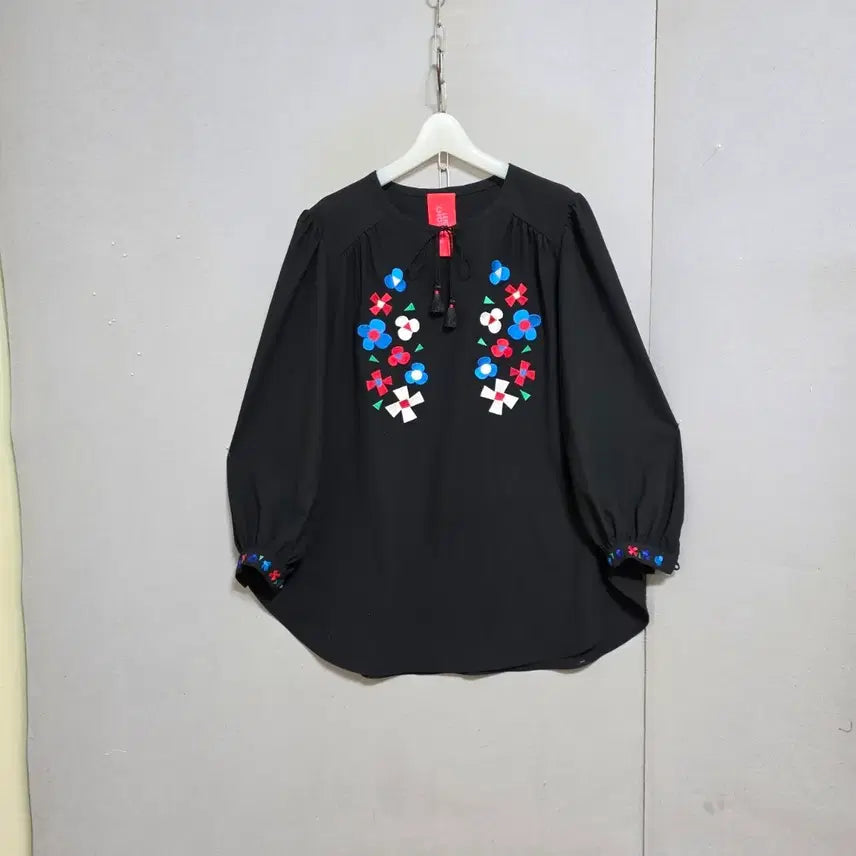 [BUNJANG] Lucky Chouette Floral Detail Blouse / 럭키슈에뜨 꽃수포인트 블라우스 F  n6174