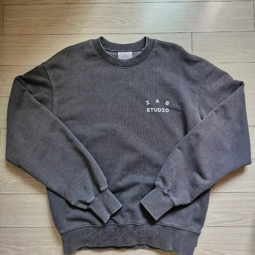 [BUNJANG] IAB Studio Damaged Logo Sweatshirt Charcoal S / 아이앱 스튜디오 맨투맨 스웨트셔츠 s