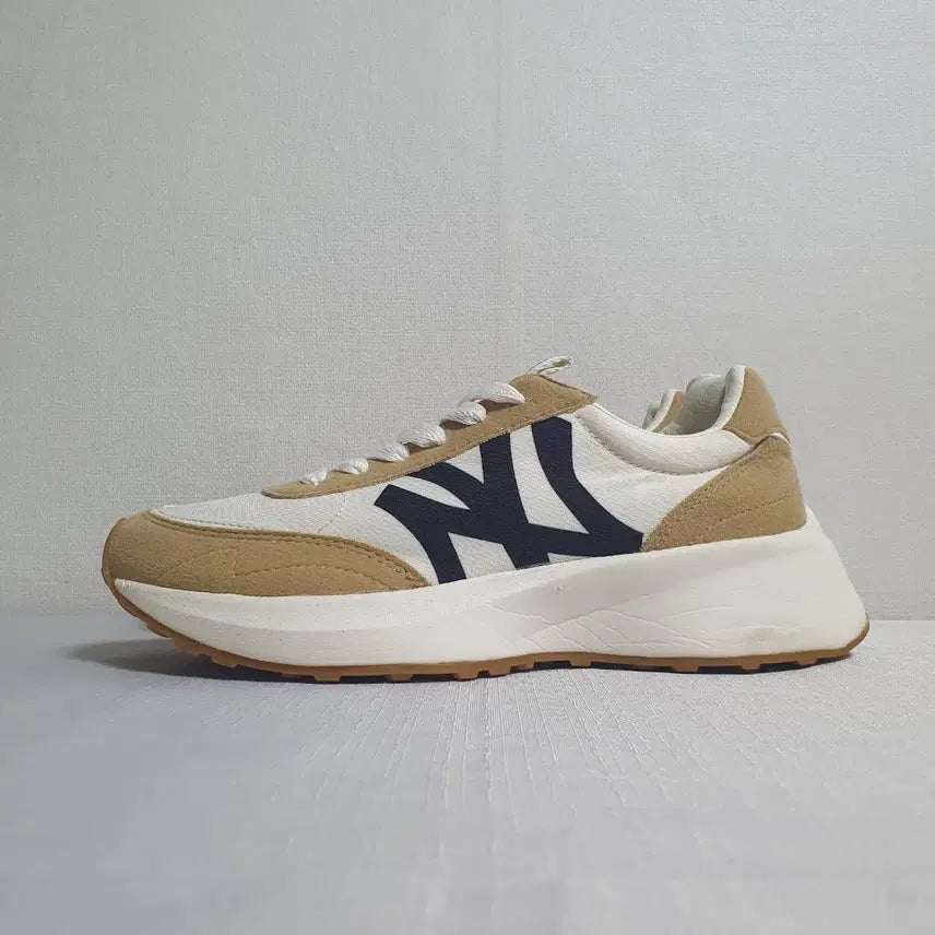 [BUNJANG] MLB Chunky Jogger New York Yankees Beige Sneakers / 엠엘비 MLB 청키 조거 뉴욕양키스 베이지 235mm