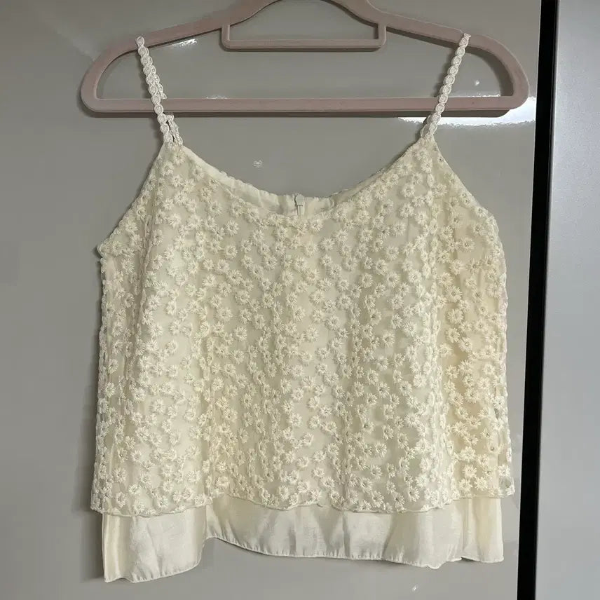 [BUNJANG] Floral Embroidery Sleeveless Blouse - Ivory / 꽃 자수 나시 블라우스 새상품