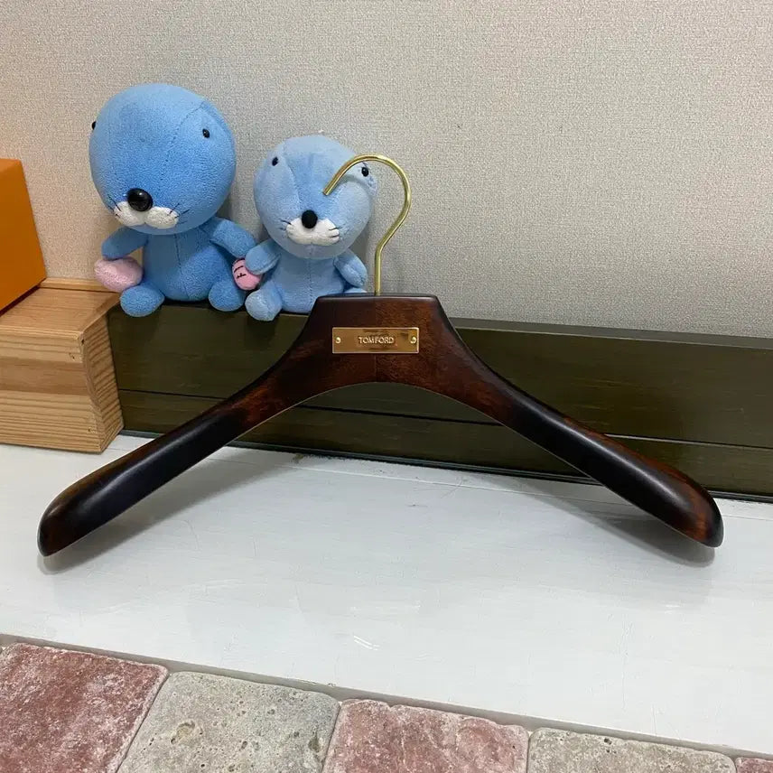 [BUNJANG] Tom Ford Wooden Hanger / 톰포드 원목 옷걸이