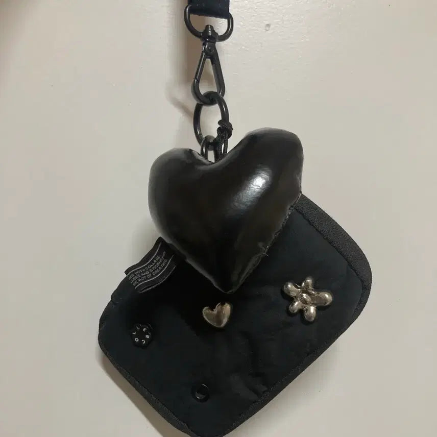 [BUNJANG] Colle Strap Wallet Black Set with Metal Sticker and Heart Padded Keyring / 꼴레 스트랩 지갑 블랙(+메탈 스티콘, 하트 패딩키링)세트 여행지갑