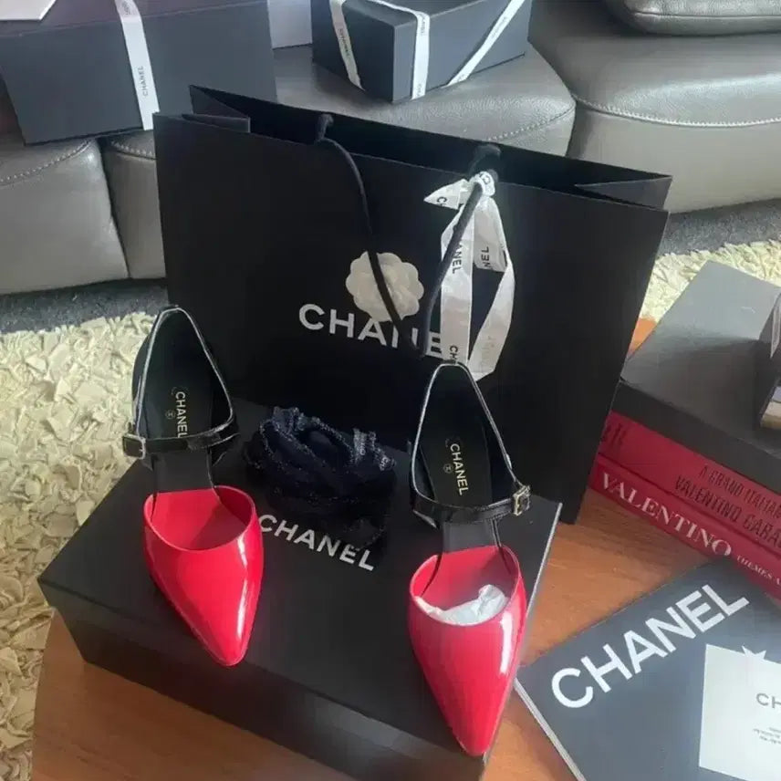 [BUNJANG] Chanel Two-Tone Mary Jane Wedge Pumps Cruise Collection FW20 Red/Black Patent Leather / CHANEL 샤넬 투톤 펌프스 (크루즈 컬렉션) FW20
