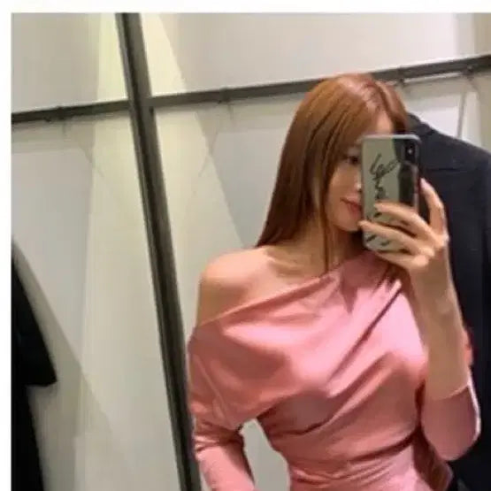 [BUNJANG] Gwak Jihee Satin Off-Shoulder Blouse / 곽지희 새틴 오프숄더 블라우스