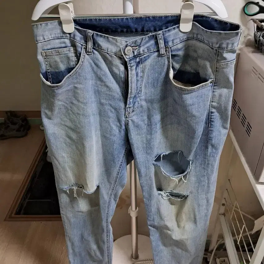 [BUNJANG] Light Wash Distressed Jeans (36 Inch) / 연청색 찢어진 청바지 36인지