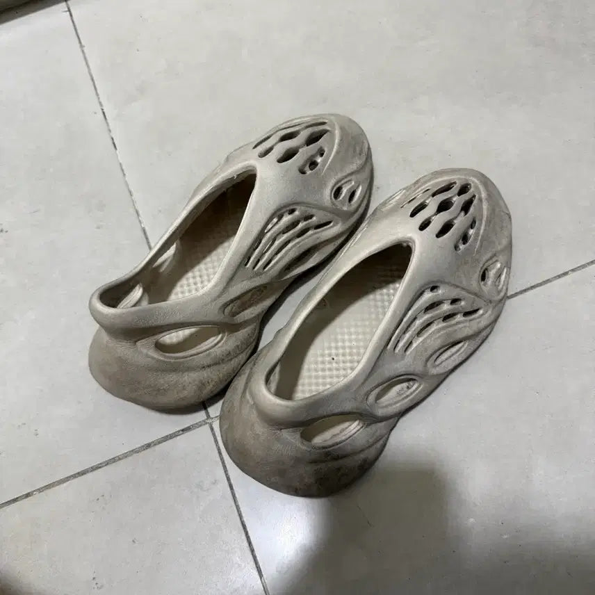 [BUNJANG] Adidas Yeezy Foam Runner Ararat 235 / 이지 폼러너 아라랏 235
