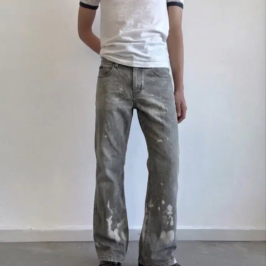 [BUNJANG] RVCA x Leo Romero Bleach Splatter Distressed Semi-Bootcut Denim Pants / RVCA x 레오 로메로 디스트레스드 블리치 세미 부츠컷 데님 팬츠
