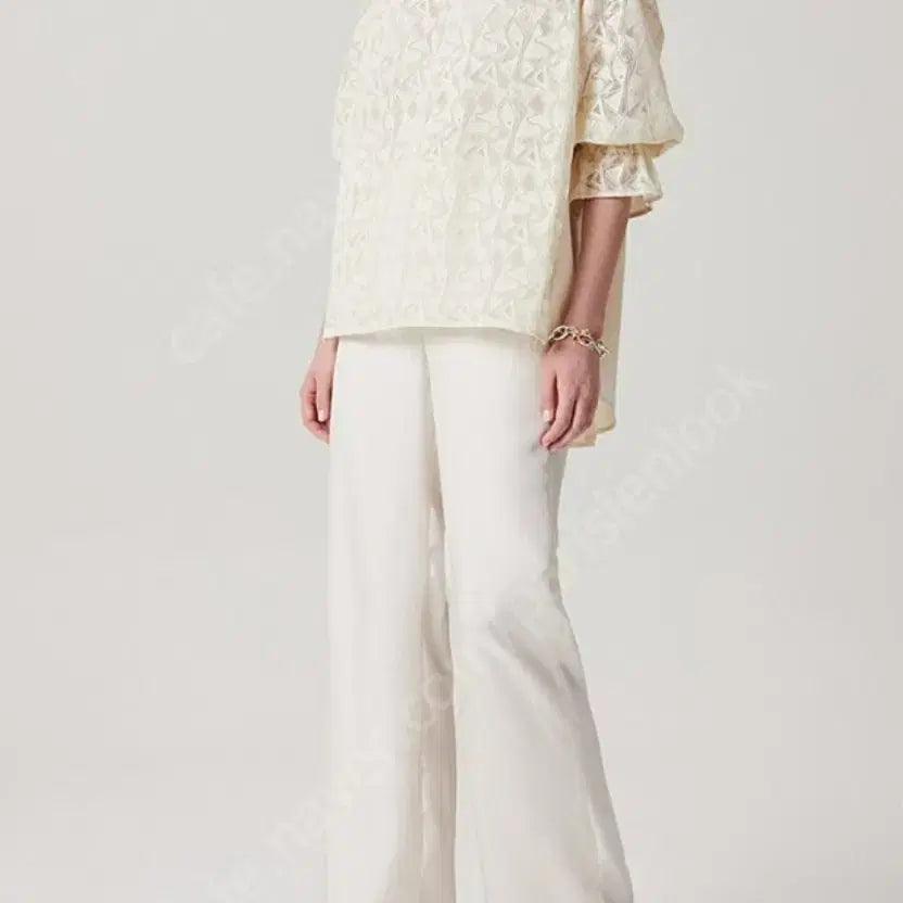 [BUNJANG] TIME Lace Unbalance Hem Blouse Ivory / TIME 타임 레이스 언밸런스 블라우스