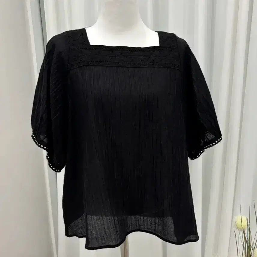 [BUNJANG] Black Square Neck Puff Sleeve Blouse with Punch Embroidery / 블랙) 펀칭 자수 퍼프소매 스퀘어넥 블라우스