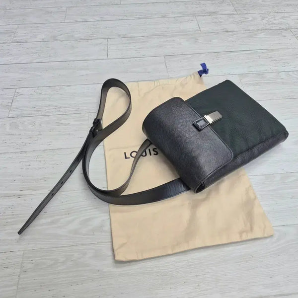 [BUNJANG] Louis Vuitton Taiga Saratoff PM Crossbody Bag / (정품)루이비통 타이가 크로스백//루이비통가방