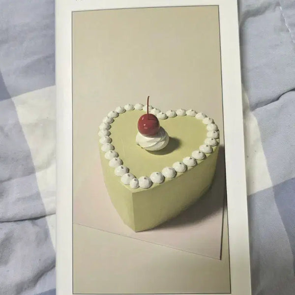 [BUNJANG] Kim Hyo-in Signed Copy of 'Love Isn't Heart-Shaped' / 사랑은 하트모양이 아니야 김효인 친필사인본