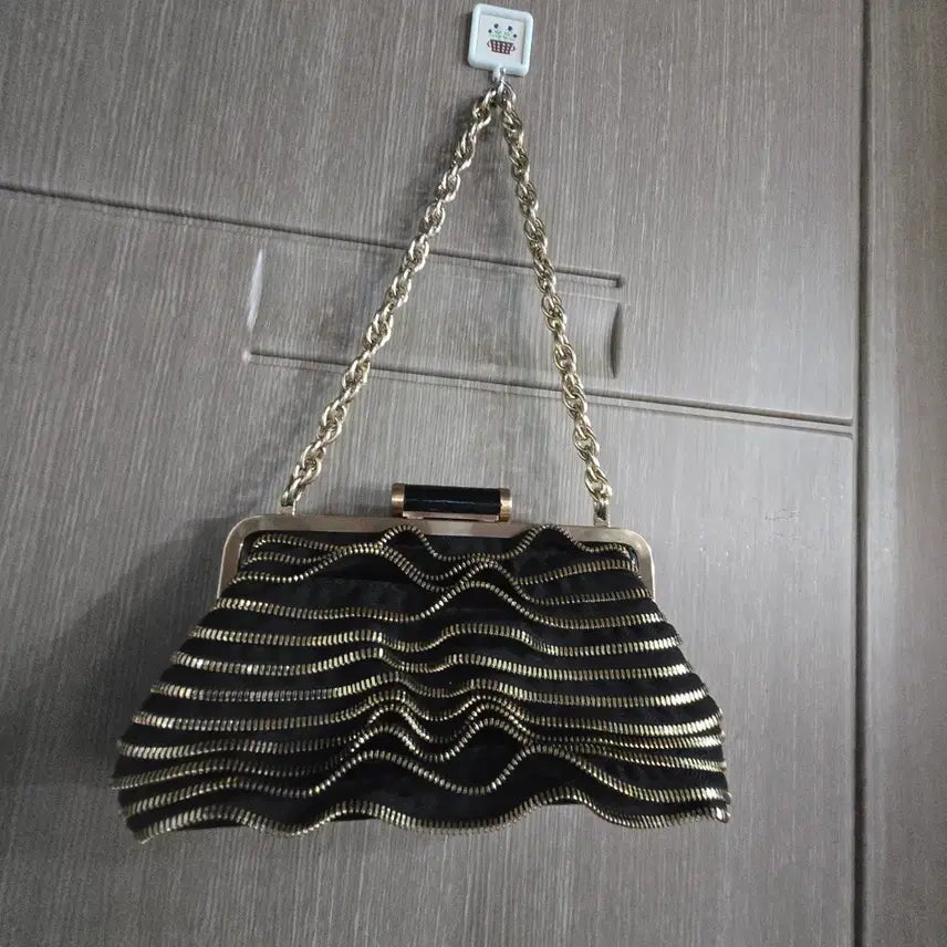 [BUNJANG] Black Gold Chain Zipper Accent Shoulder Bag / 금장 체인 숄더백 검정 지퍼 장식