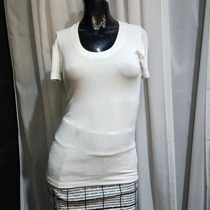 [BUNJANG] U-Neck Ivory Short-Sleeve T-Shirt / 유넥 아이보리 반팔
