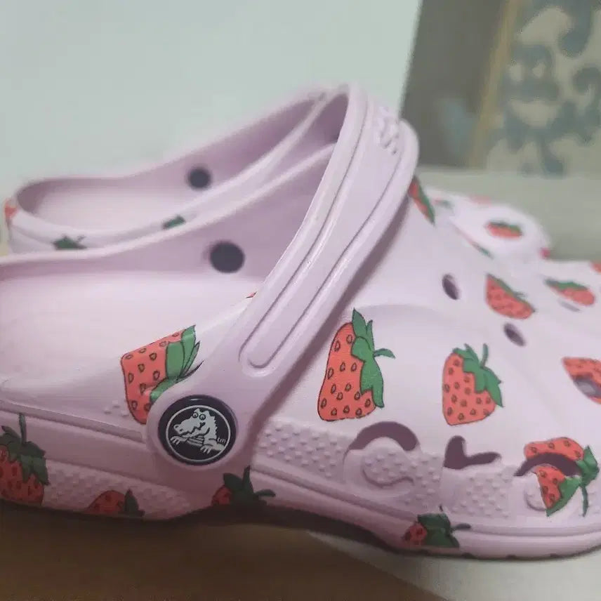 [BUNJANG] Crocs Strawberry Pattern Clogs Pink / 크록스 스트로베리 패턴 핑크
