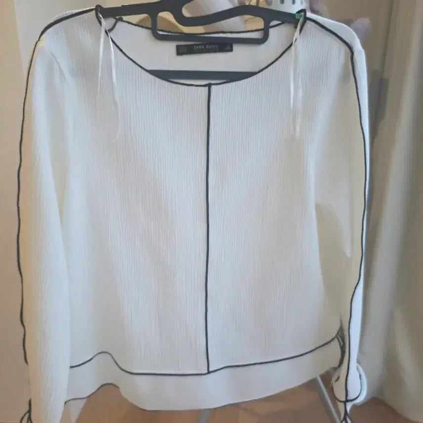[BUNJANG] Zara Basic White Blouse with Black Line Detail / 자라 베이직 흰색 블라우스