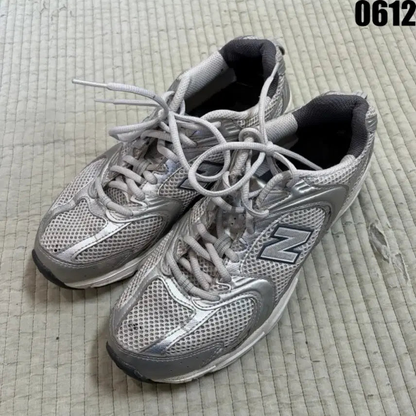 [BUNJANG] New Balance 530 Silver Sneakers (245) / 뉴발란스 530 실버 운동화 245