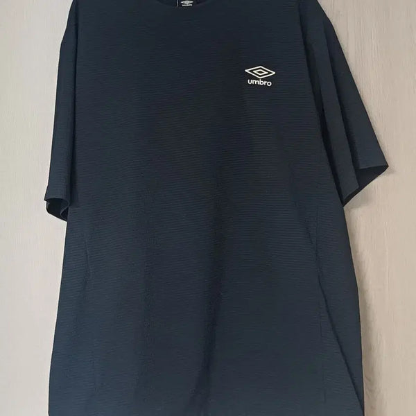 [BUNJANG] Umbro International Seersucker Short-Sleeve T-Shirt Navy Size 100 / 엄브로 인터내셔널 시어서커 반팔티셔츠 네이비 100사이즈 판매