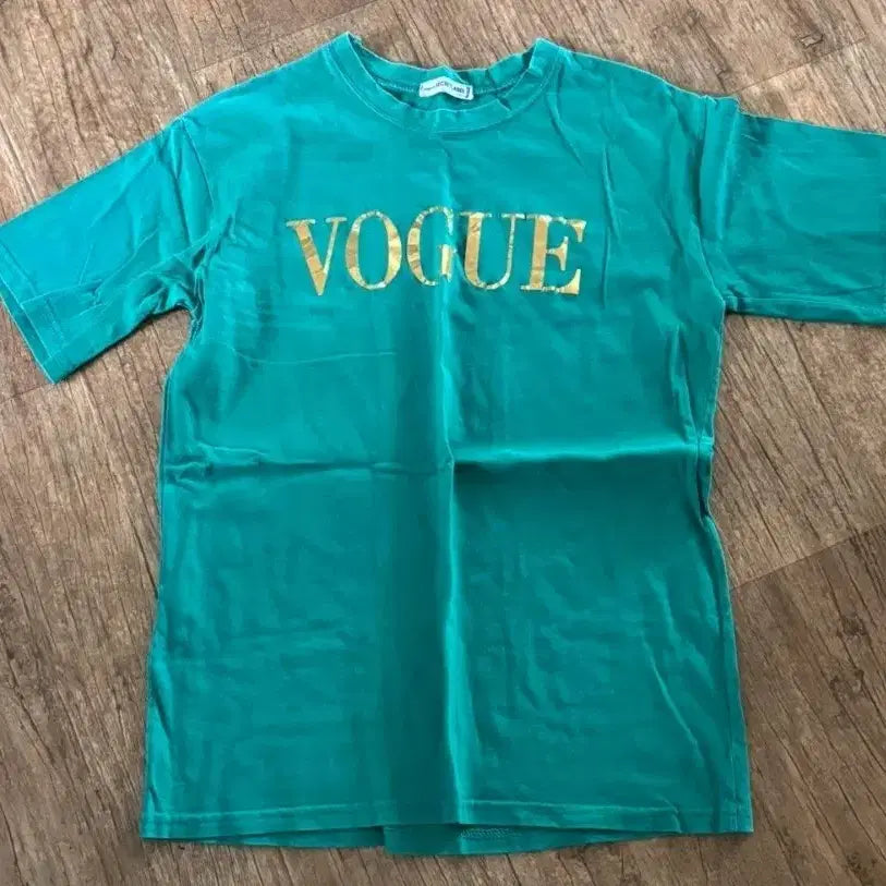 [BUNJANG] Vogue Lettering Short Sleeve T-Shirt Green / 보그 반팔 티셔츠 그린색 여름옷 레터링티 445566사이즈 기본티라운드넥