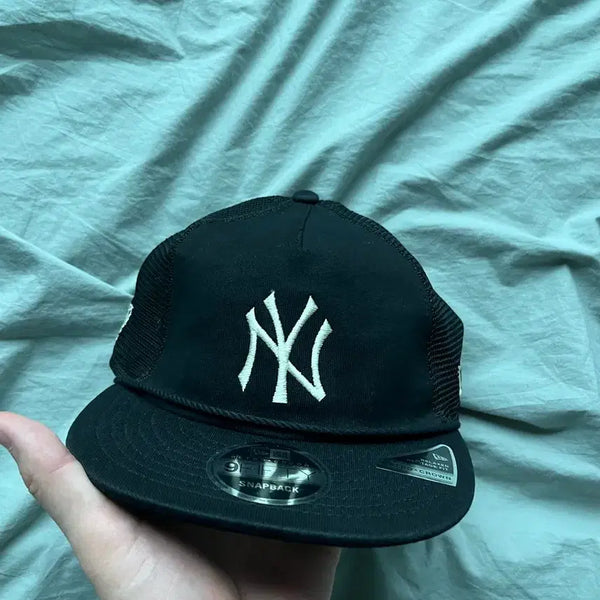 [BUNJANG] New Era x Thisisneverthat New York Yankees 9FIFTY Retro Crown Trucker Cap / 뉴에라 디스이즈네버댓  뉴욕 양키스 9FIFTY 레트로 크라운 트러커 캡