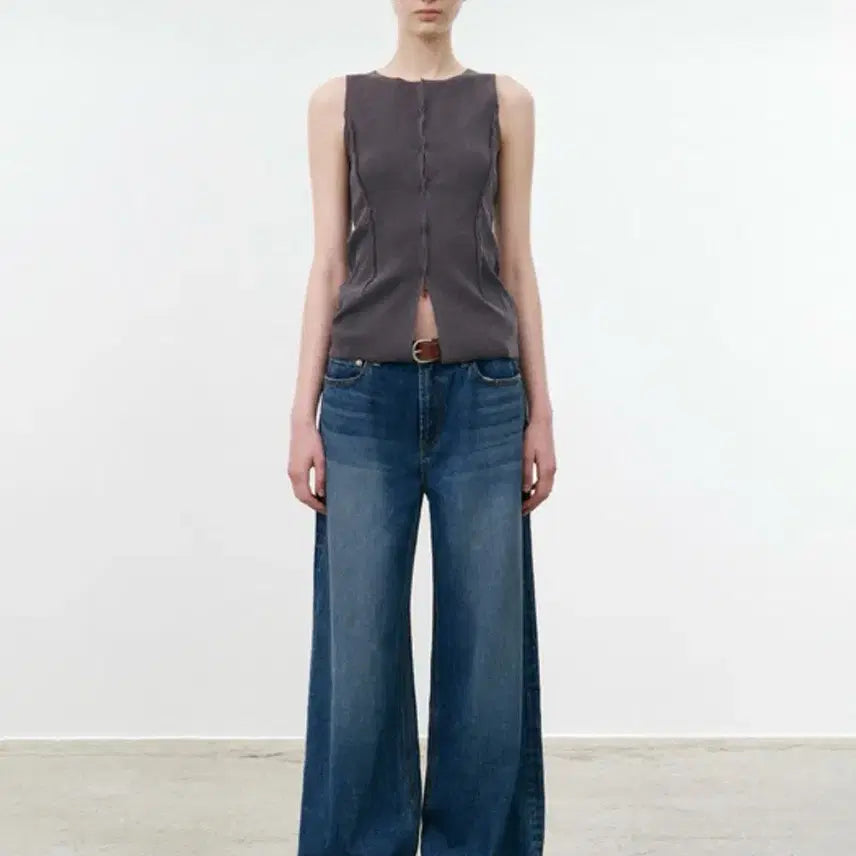[BUNJANG] Studio Table Sleeveless Top / 스튜디오테이블 슬리브리스