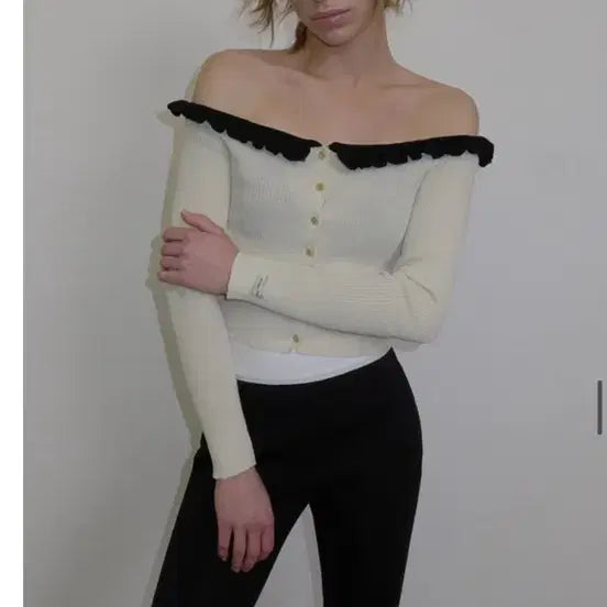 [BUNJANG] Overdue Flare Off-Shoulder Frill Cardigan Ivory / 오버듀플레어 오프숄더 프릴 가디건 아이보리