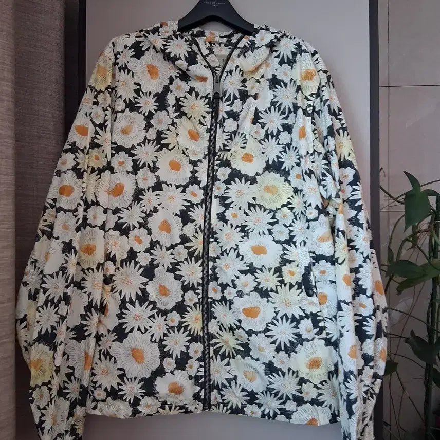 [BUNJANG] Burberry Flower Hooded Windbreaker Jumper / 버버리 플라워 후드 바람막이 점퍼