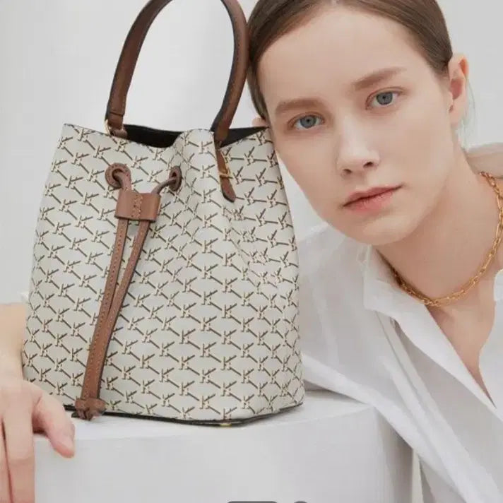 [BUNJANG] Hazzys Logo Pattern Leather Bucket Bag / 헤지스 로고패턴 가죽 버킷백