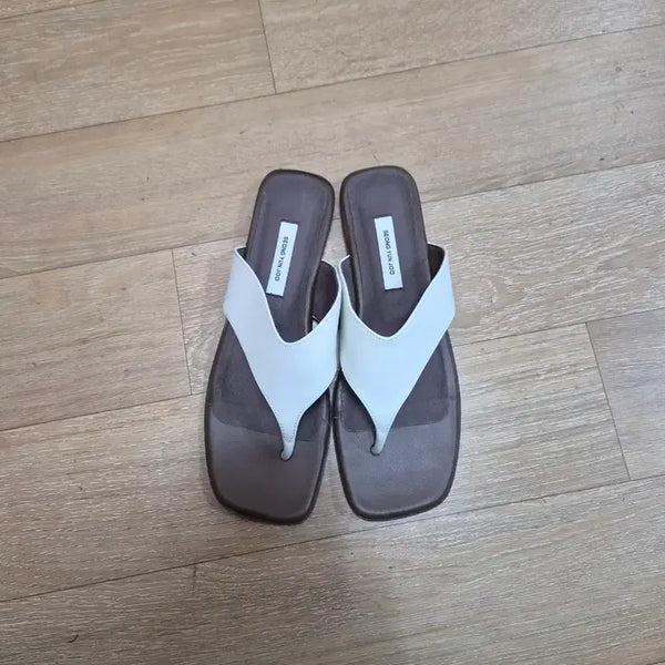 [BUNJANG] Meoncell Sungyoonju "Jjori" Sandals (White, Size 245) / 메온셀 성윤주 쪼리 샌들245