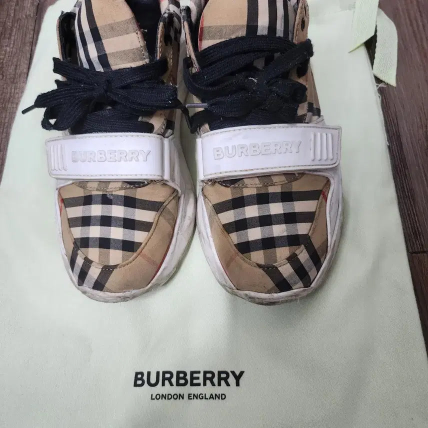 [BUNJANG] Burberry Check Sneakers (Size 250) / 버버리 체크 스니커즈 250