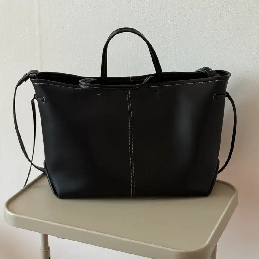 [BUNJANG] JILLSTUART Black Vegan Leather Stitch Detail Shoulder Bag L / 질스튜어트 블랙 비건 레더 벨트 디테일 숄더백 L
