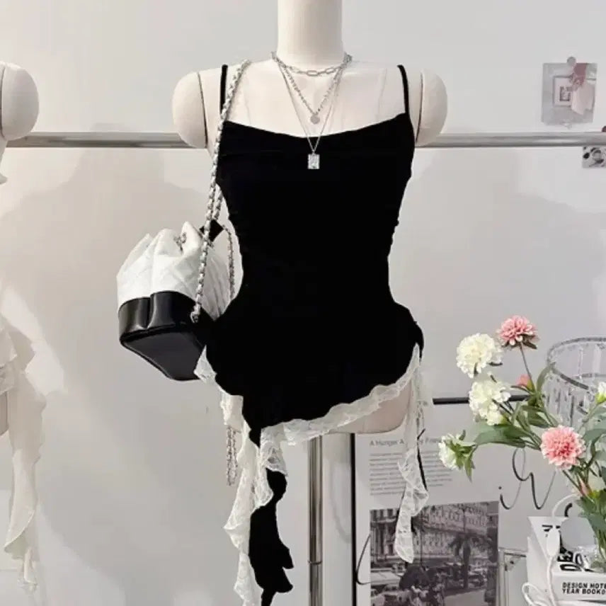 [BUNJANG] Contrast Lace Trim Ruffle Camisole (Black) / 레이스 배색 캉캉 나시 (블랙)