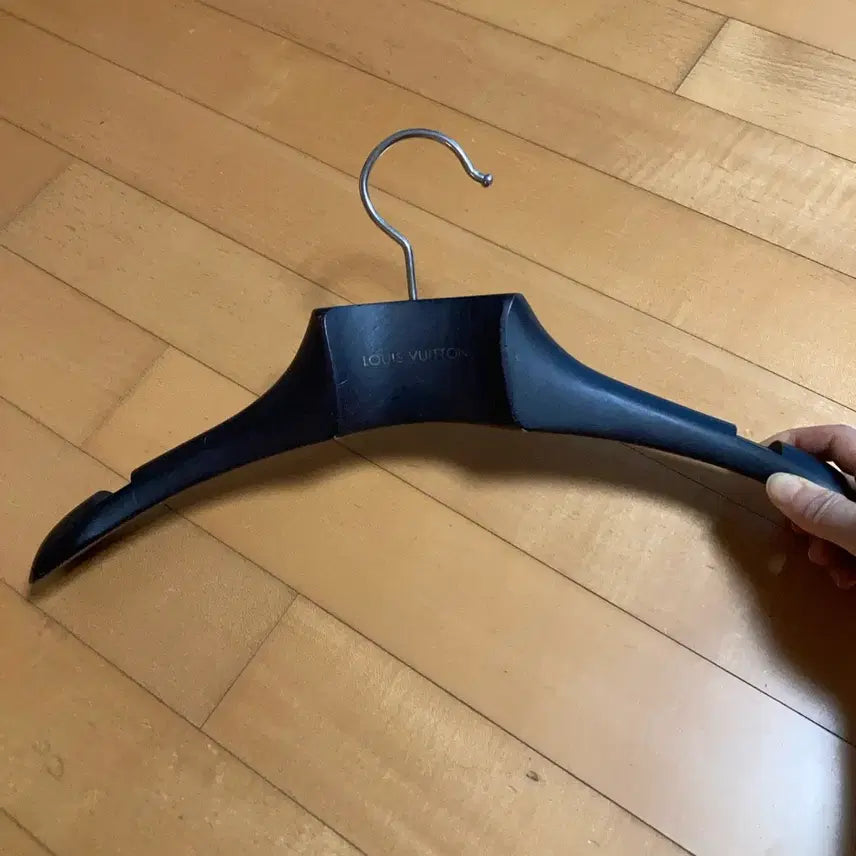 [BUNJANG] Louis Vuitton Wooden Hanger / 루이비통 원목옷걸이 명품옷걸이