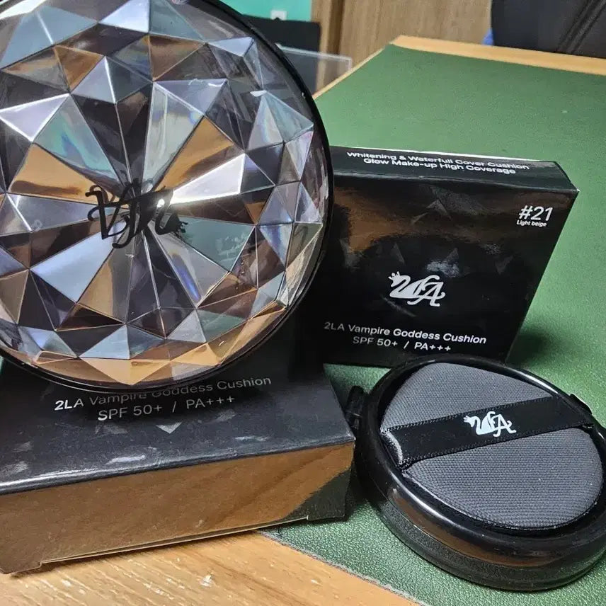 [BUNJANG] 2LA Vampire Goddess Cushion SPF50+ PA+++ (Light Beige, 21) / 투라뱀파이어여신쿠션21호
