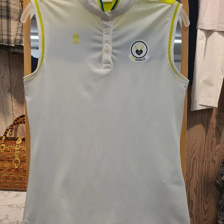 [BUNJANG] WAIGEL Women's Golf Sleeveless T-Shirt / 와이드앵글 여성 골프 배색 슬리브리스 민소매 티셔츠 (85)
