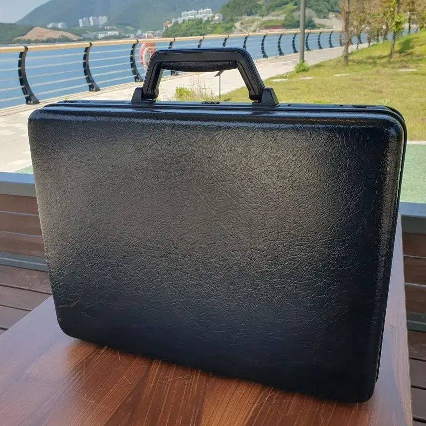[BUNJANG] Modern Black 007 Briefcase / 모던한 블랙 007.서류 가방 .판매합니다 ^^깔끔한 디자인의 007서류