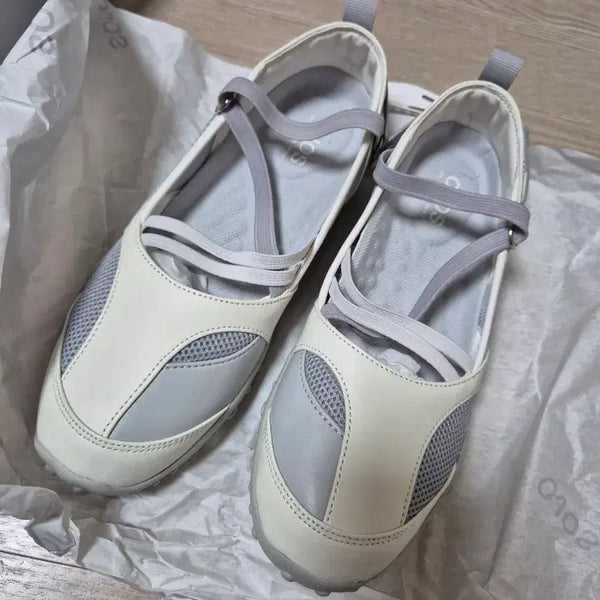 [BUNJANG] OHOS Strap Embossing Toe Shoes Ivory / 오호스 스트랩 엠보싱 토슈즈 아이보리