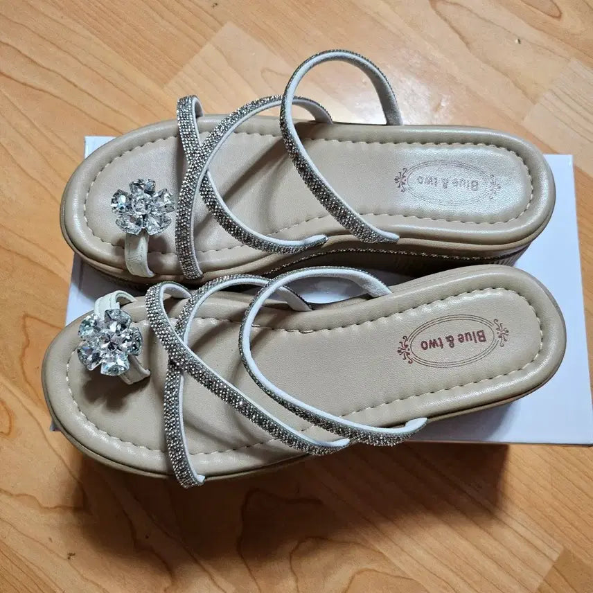 [BUNJANG] Women's Cubic Thong Wedge Sandals / 큐빅 엄지쪼리 샌들 여성 통굽 슬리퍼 235