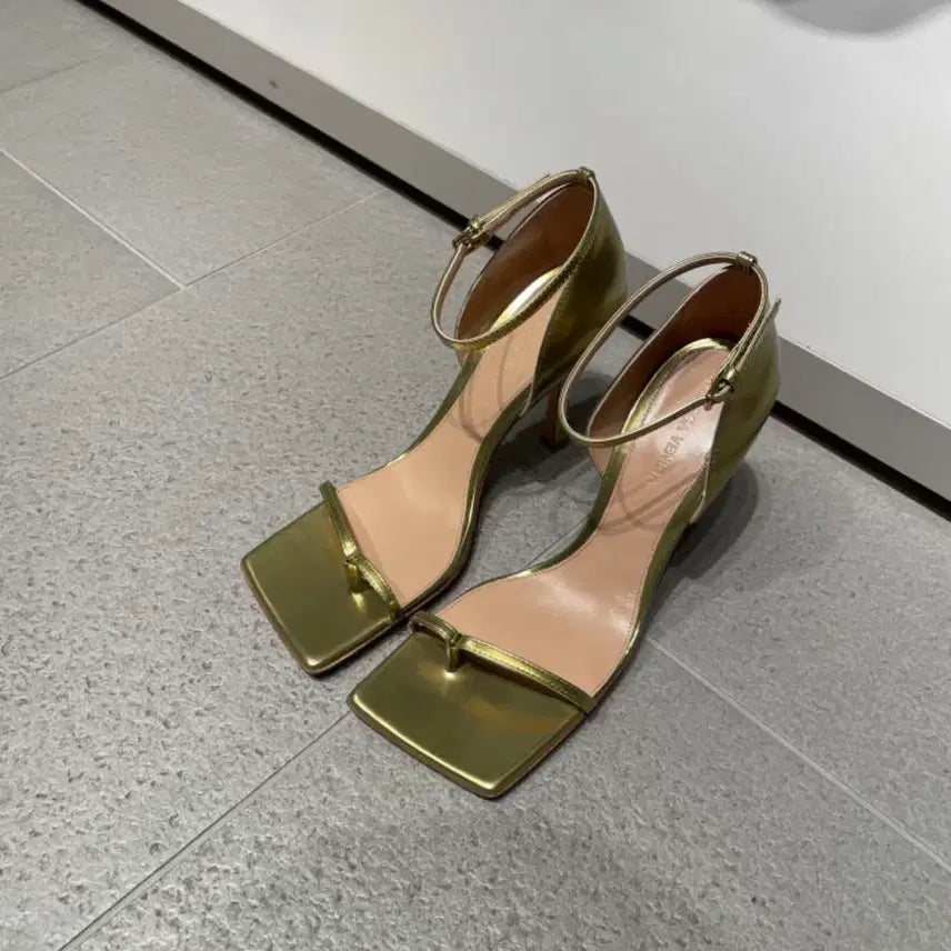 [BUNJANG] Bottega Veneta Gold Sandals (Size 240) / 보테가베네타 골드 샌들_240