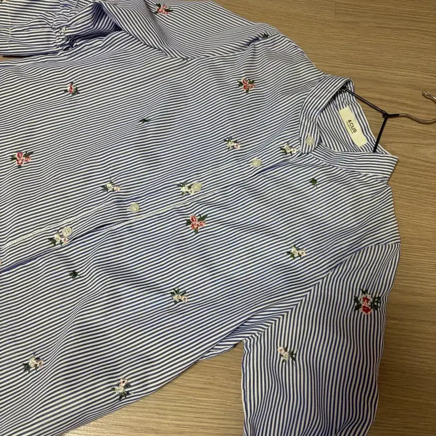 [BUNJANG] 4CUS Striped Embroidered Blouse / 4CUS 스트라이프 자수 블라우스